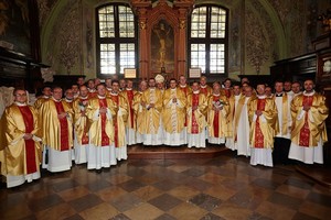 Kapłani uczestniczący w uroczystości wraz z biskupem i neoprezbiterami