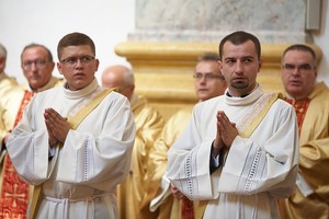 Diakoni: Przemysław Kosior (od prawej) i Tomasz Wasilewski (od lewej)