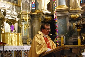 Msza krzyżma w katedrze lwowskiej. Homilię głosi ks. Bogusław Zeman