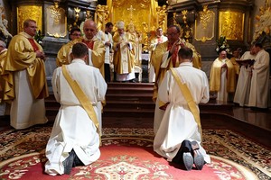 Modlitwa nad nowowyświęconymi kapłanami 