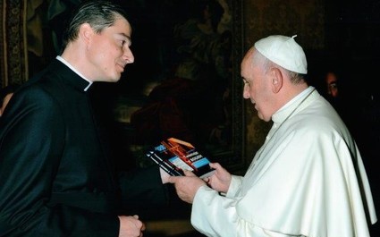 Książka Edycji Świętego Pawła u papieża Franciszka