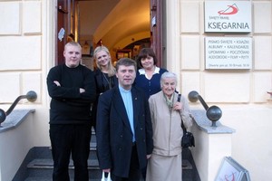Dr Wanda Półtawska z ks. Tomaszem Lubasiem i pracownikami księgarni
