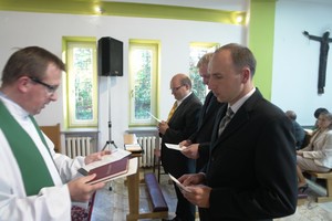 Paweł Leonik otrzymuje Konstytucje i dokumenty