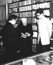Ks. Jakub Alberione w księgarni w Hawanie. 19.10.1955 r. 