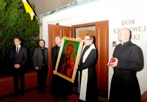 Powitanie Czarnej Madonny na progu domu paulistów w Częstochowie
