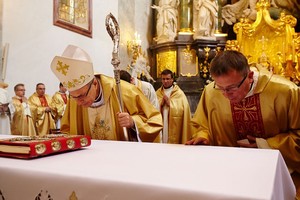 Początek Mszy św. Przy ołtarzu: bp A. Długosz i ks. B. Zeman