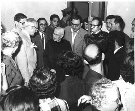 Ks. Jakub Alberione w rozmowie z Kubańczykami. Hawana 1955 r. 