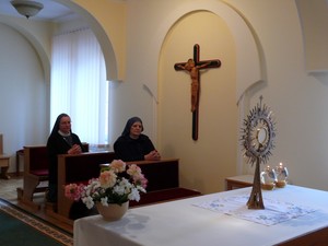 Adoracja eucharystyczna w kaplicy sióstr 