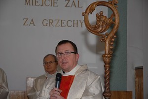 Ks. B. Zeman, przełożony regionalny przedstawia biskupowi obu kandydatów