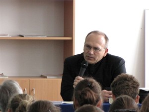 Ks. Ryszard w szkole JPII