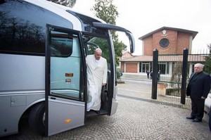 Papież Franciszek przed domem rekolekcyjnym w Ariccia